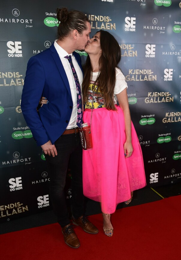 FORELDRE: Kristin Gjelsvik og Dennis Poppe har blitt foreldre for første gang. Her er de avbildet under Se og Hørs Kjendisgalla i 2016. Foto: NTB Scanpix FORELDRE: Kristin Gjelsvik og Dennis Poppe har blitt foreldre for første gang. Her er de avbildet under Se og Hørs Kjendisgalla i 2016. Foto: NTB Scanpix